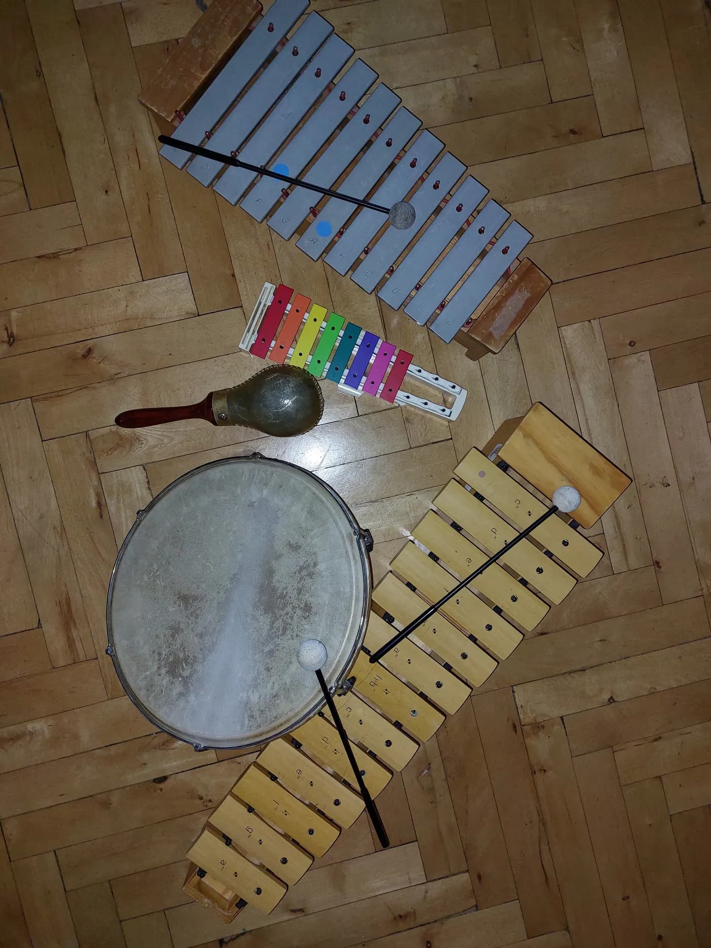 Instrumente des Musikprojekts der Regenbogenschule – Glockenspiele und Trommel